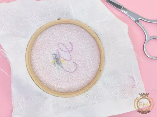 Come rimuovere il ricamobroidery 3 Use a sewing cleaner