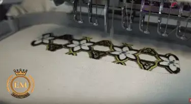 Tutorial completo para marcadores de bordado en el aro Embroidering the first file of your bookmark.