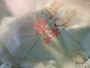 Verwenden und Entfernen von wasserlöslichem Stickvlies in der Stickereibroidery 4 Remove Water-Soluble Stabilizer