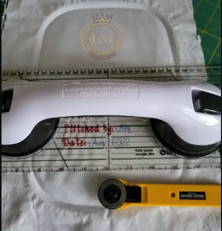 Come ricamare un'etichetta per quilt miEsercitazione completaial 9 Trim the Embroidered Label to Size
